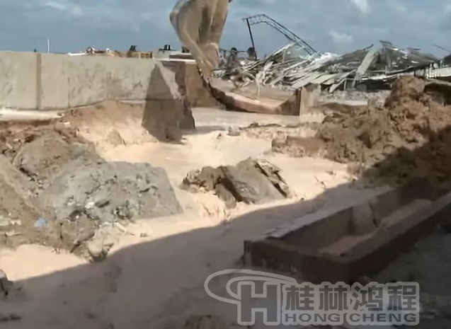 廉江政府鐵腕整治拆除一高嶺土廠，連設(shè)備都砸碎！