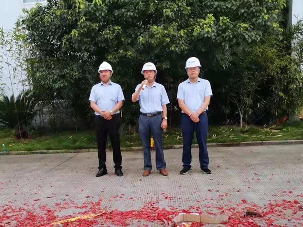 桂林鴻程董事長容平勛發(fā)表致辭桂林鴻程機(jī)電設(shè)備有限公司廠區(qū)2#生產(chǎn)廠房開工大吉！