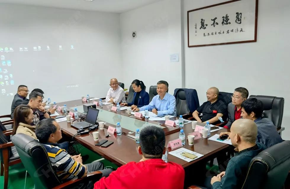 歡迎廣西塑料行業(yè)協(xié)會(huì)一行蒞臨桂林鴻程礦山機(jī)械廠參觀指導(dǎo)！