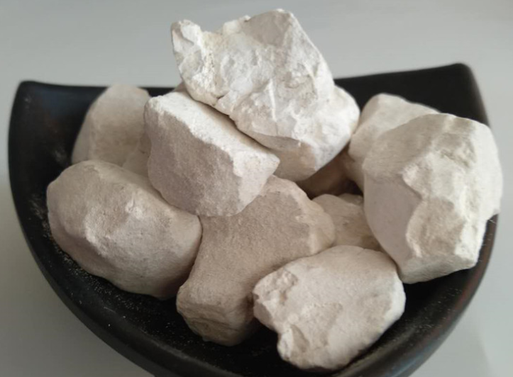 生石灰燒完還要磨粉嗎？生石灰塊磨粉機(jī)